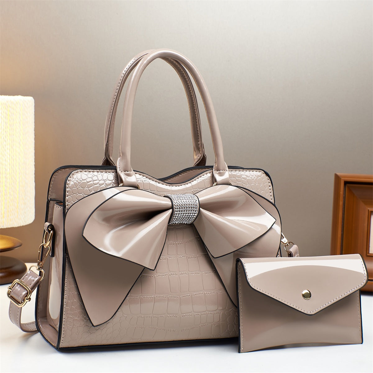 Bolso cubo con lazo y estampado de cocodrilo de charol brillante para llevar cruzado