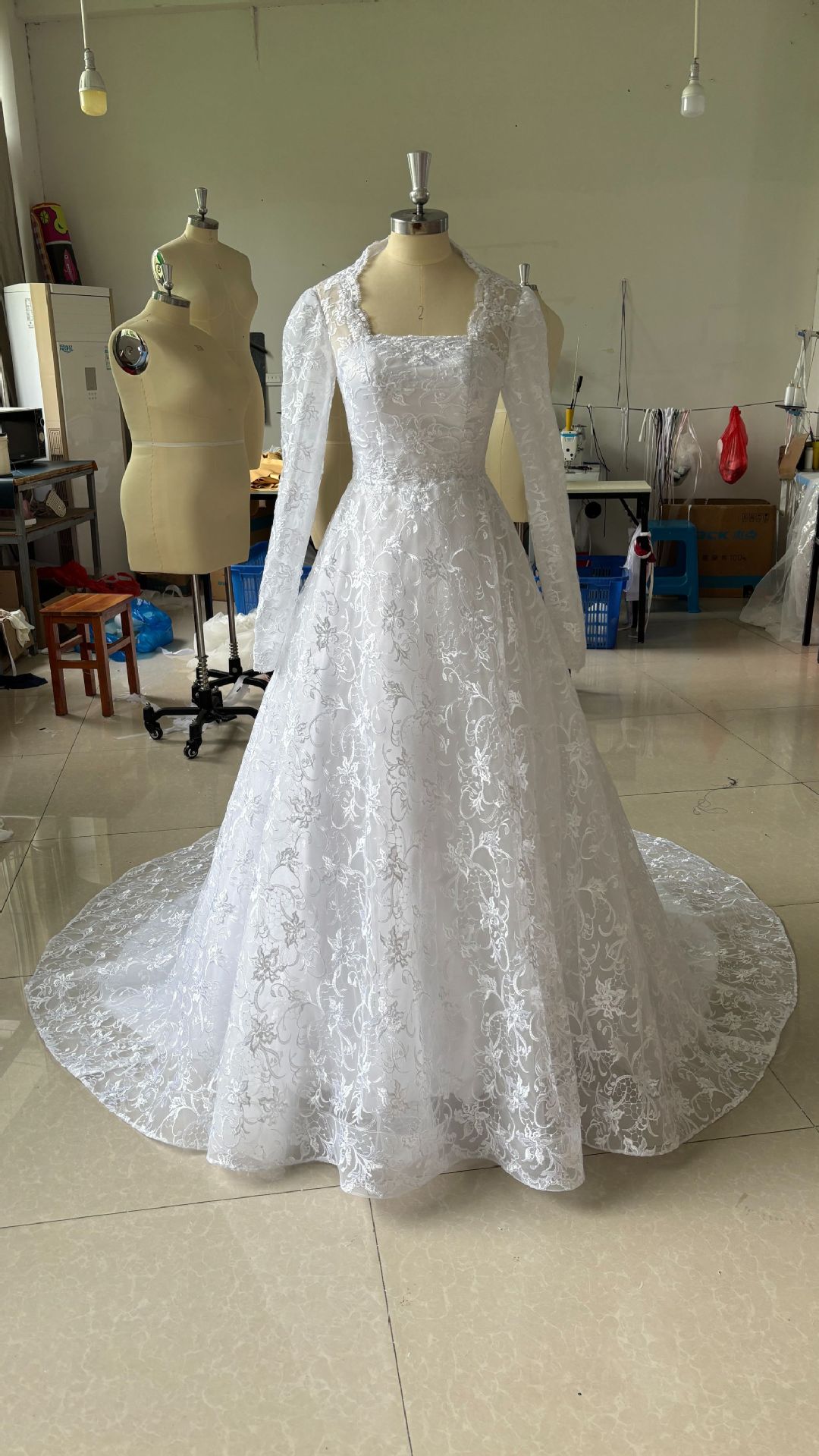 Vestido de novia de manga larga bordado con cola