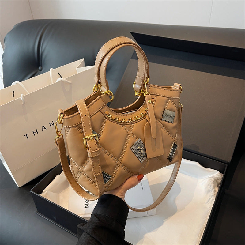 Bolso cruzado de hombro con insignia y patrón de diamantes, rara vez visto
