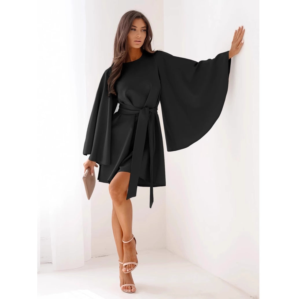 Vestido de otoño de color liso con cuello redondo, mangas acampanadas y cordones en la cintura