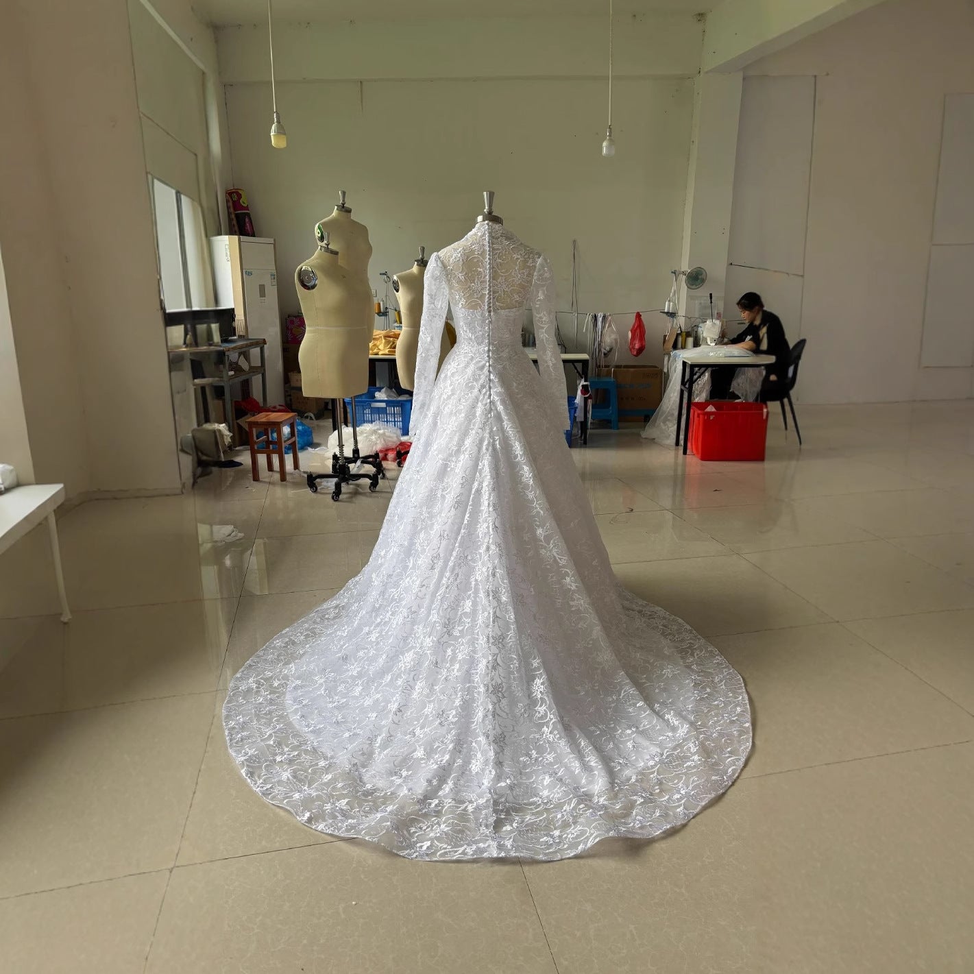 Vestido de novia de manga larga bordado con cola
