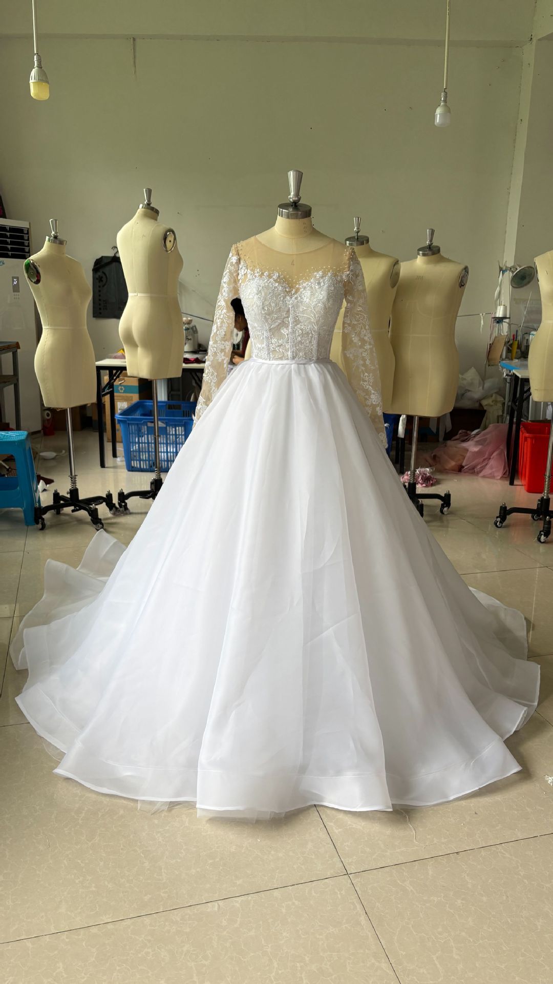 Vestido de novia con mangas largas bordadas y hombros descubiertos