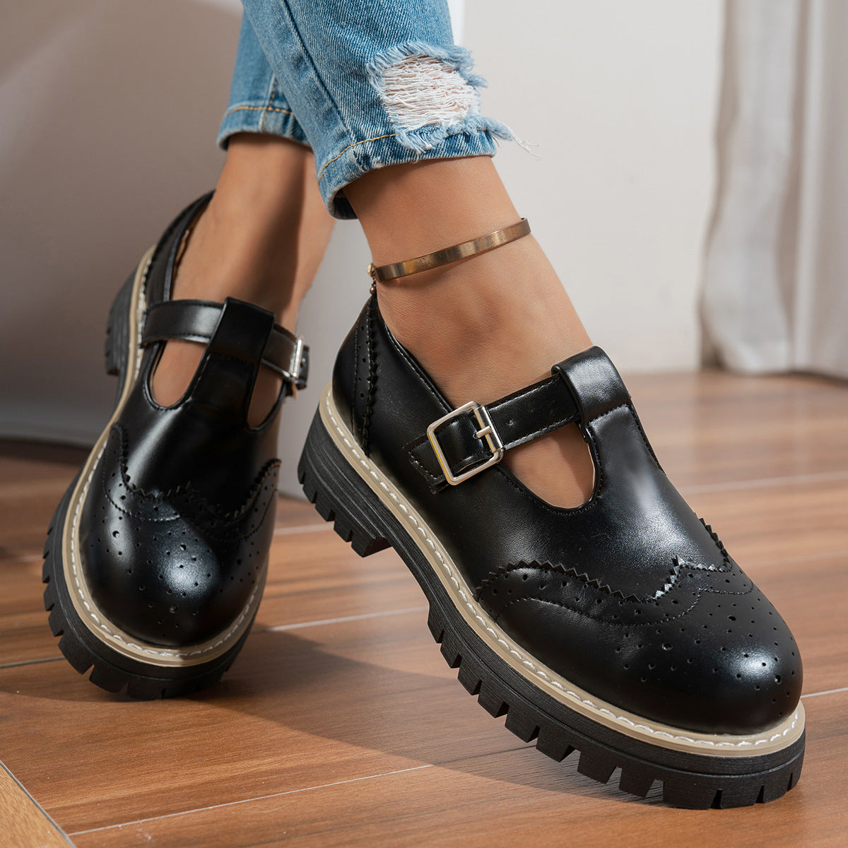 Zapatos de tacón con hebilla y calados, estilo retro británico