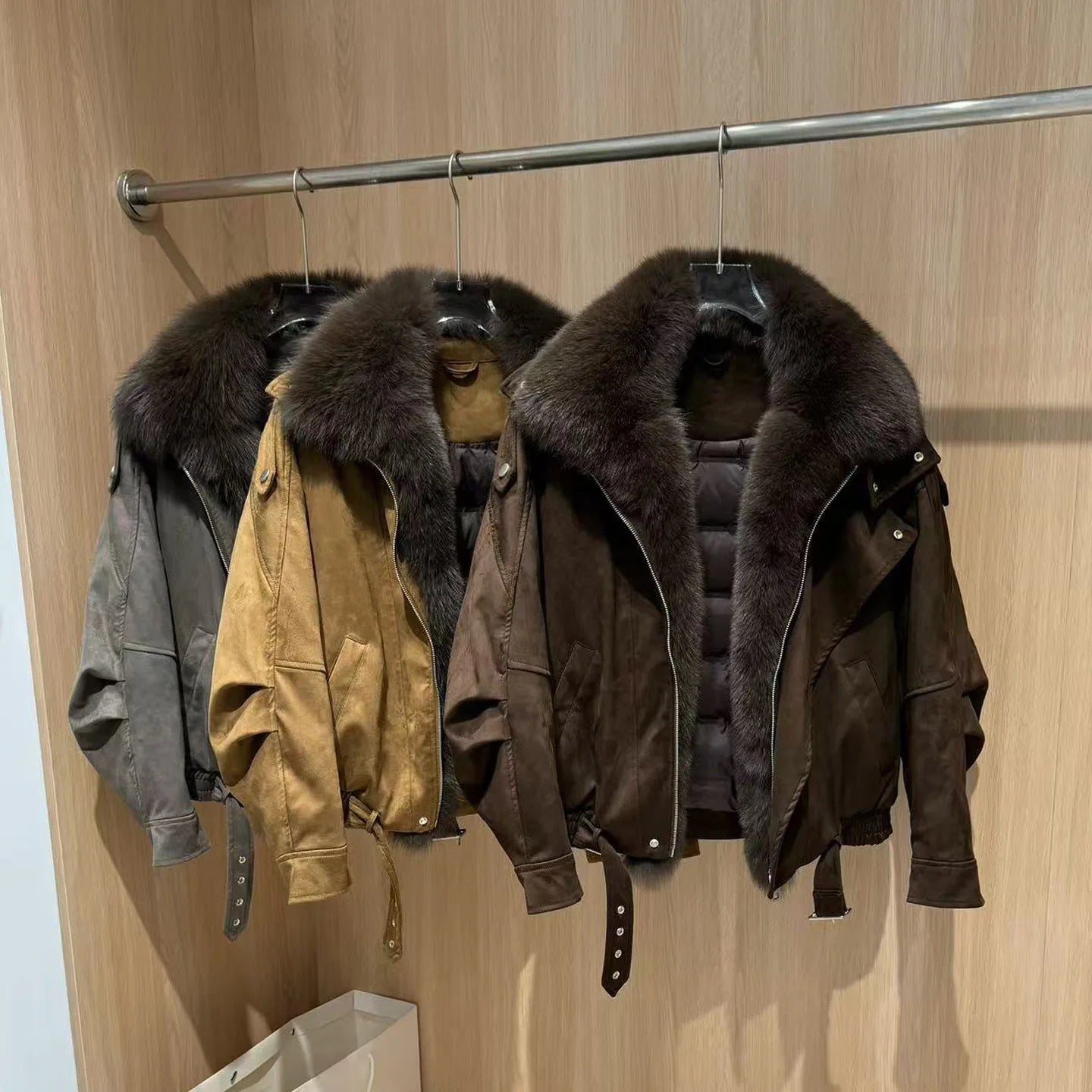 New winter style short down jacket with fox fur collar, high-quality fashion suede jacket, loose fit, thick and warm fur coat.