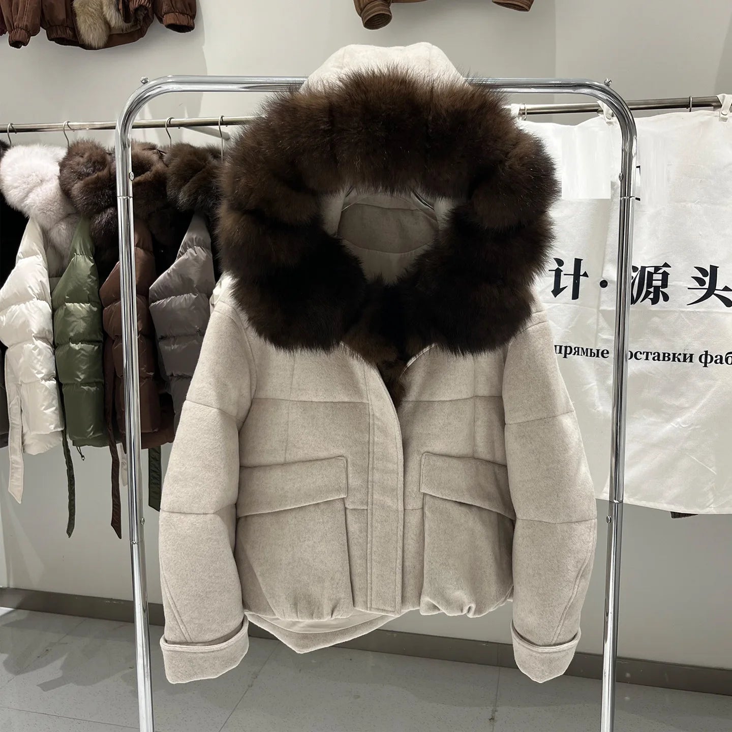 2026 Winter New Luxury Wool Down Jacket with Detachable Fox Fur Collar, High-Quality Short Thickened Warm and Stylish Outerwear