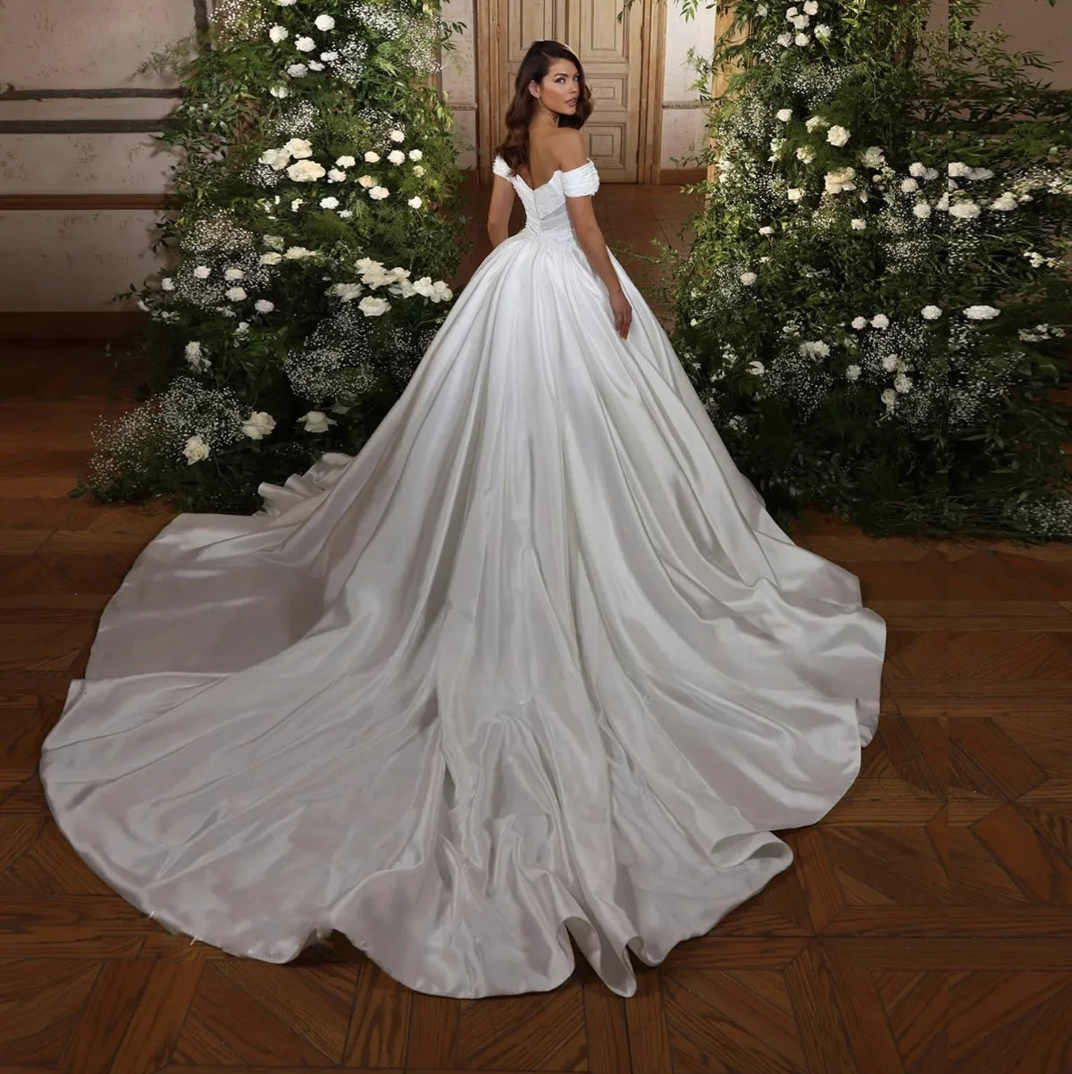Customized  Elegant Satin Wedding Dress Ball Gown Wedding Dresses Luxury Crystal Beading Satin Court Train Princess Bridal Gown