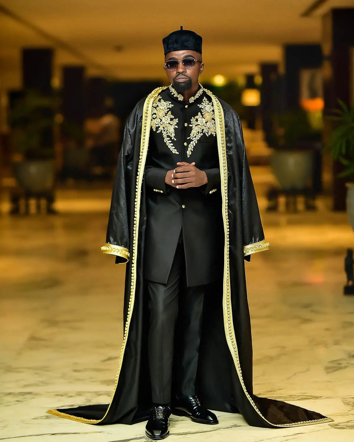 Black Mens Pants Suits With Long Cape Gold Beading Men's Wedding Suits With 3 Pieces Prom Cosplay Blazers Costume