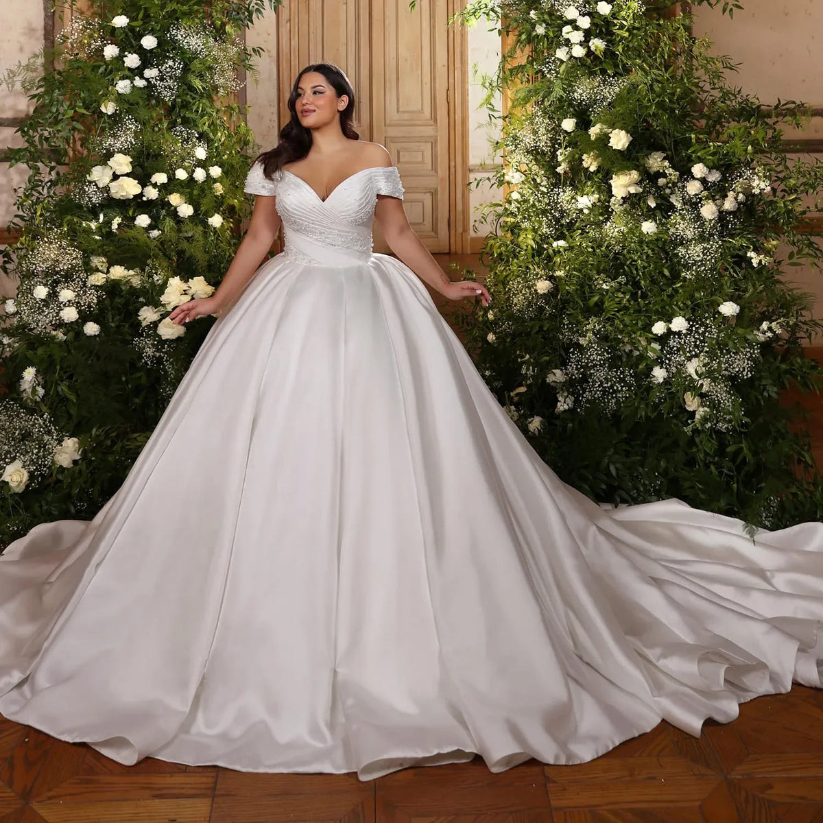Customized  Elegant Satin Wedding Dress Ball Gown Wedding Dresses Luxury Crystal Beading Satin Court Train Princess Bridal Gown