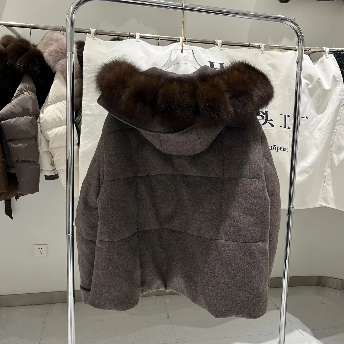2026 Winter New Luxury Wool Down Jacket with Detachable Fox Fur Collar, High-Quality Short Thickened Warm and Stylish Outerwear