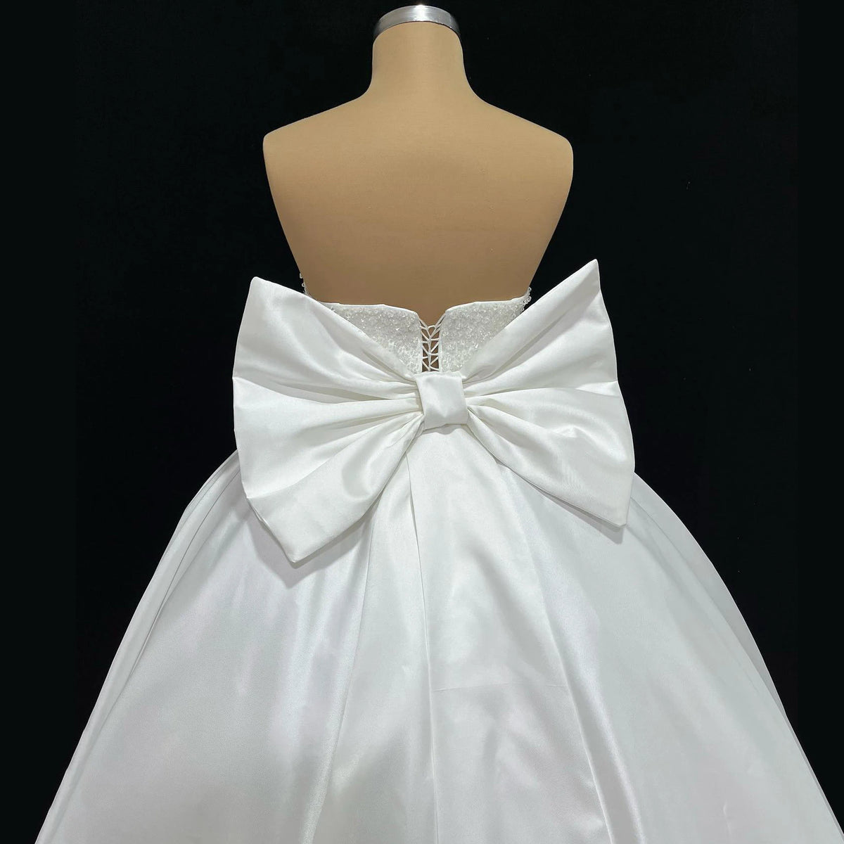 Luxury Strapless Satin Wedding Gown Hand Beaded Top Puffy Ball Skirt Big Bow Back Bridal Dress White Civil Wedding Dresses 2026