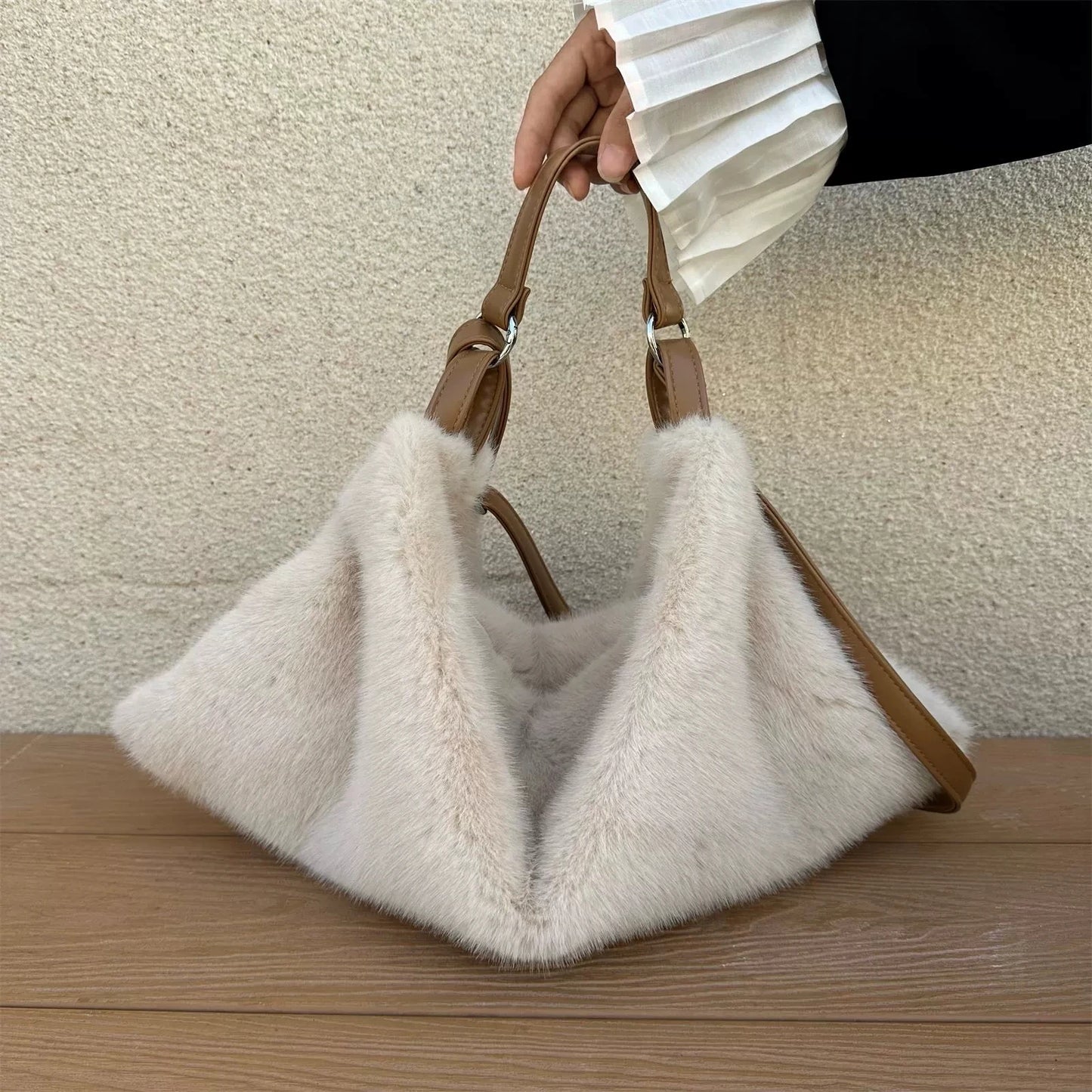 Women's Plush Crossbody Bag Single Shoulder Handbag Large Capacity Casual Autumn Winter Fur Bag Fashionable All-Match Bag