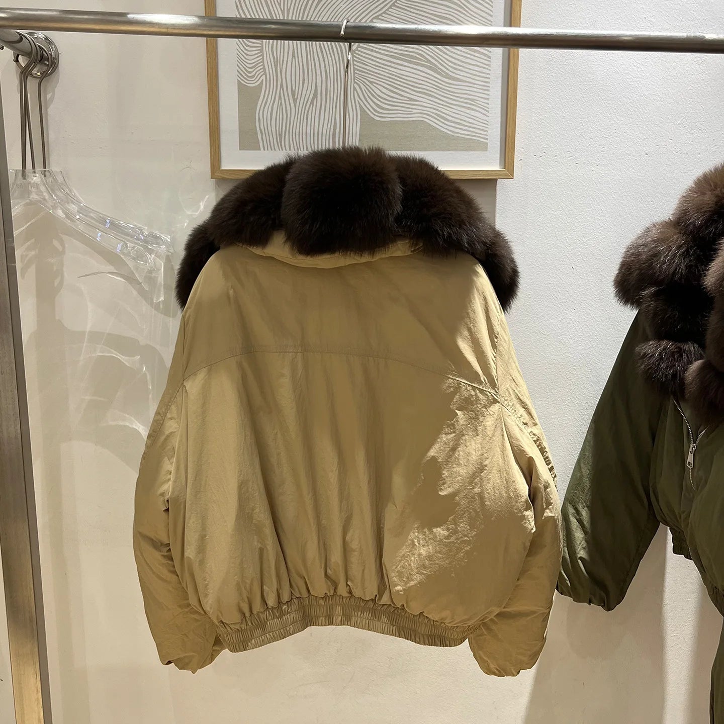 New winter style short down jacket with fox fur collar, high-quality fashion suede jacket, loose fit, thick and warm fur coat.