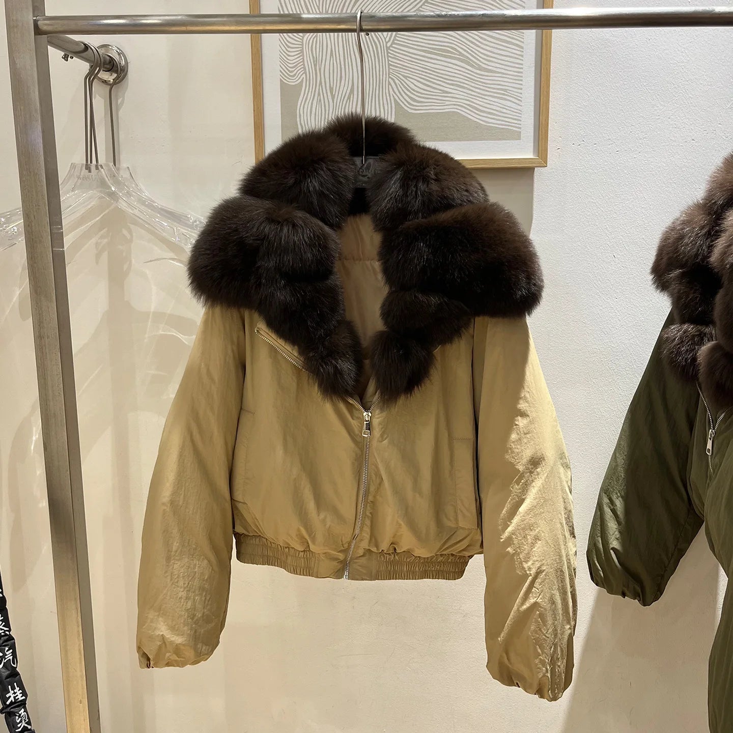 New winter style short down jacket with fox fur collar, high-quality fashion suede jacket, loose fit, thick and warm fur coat.