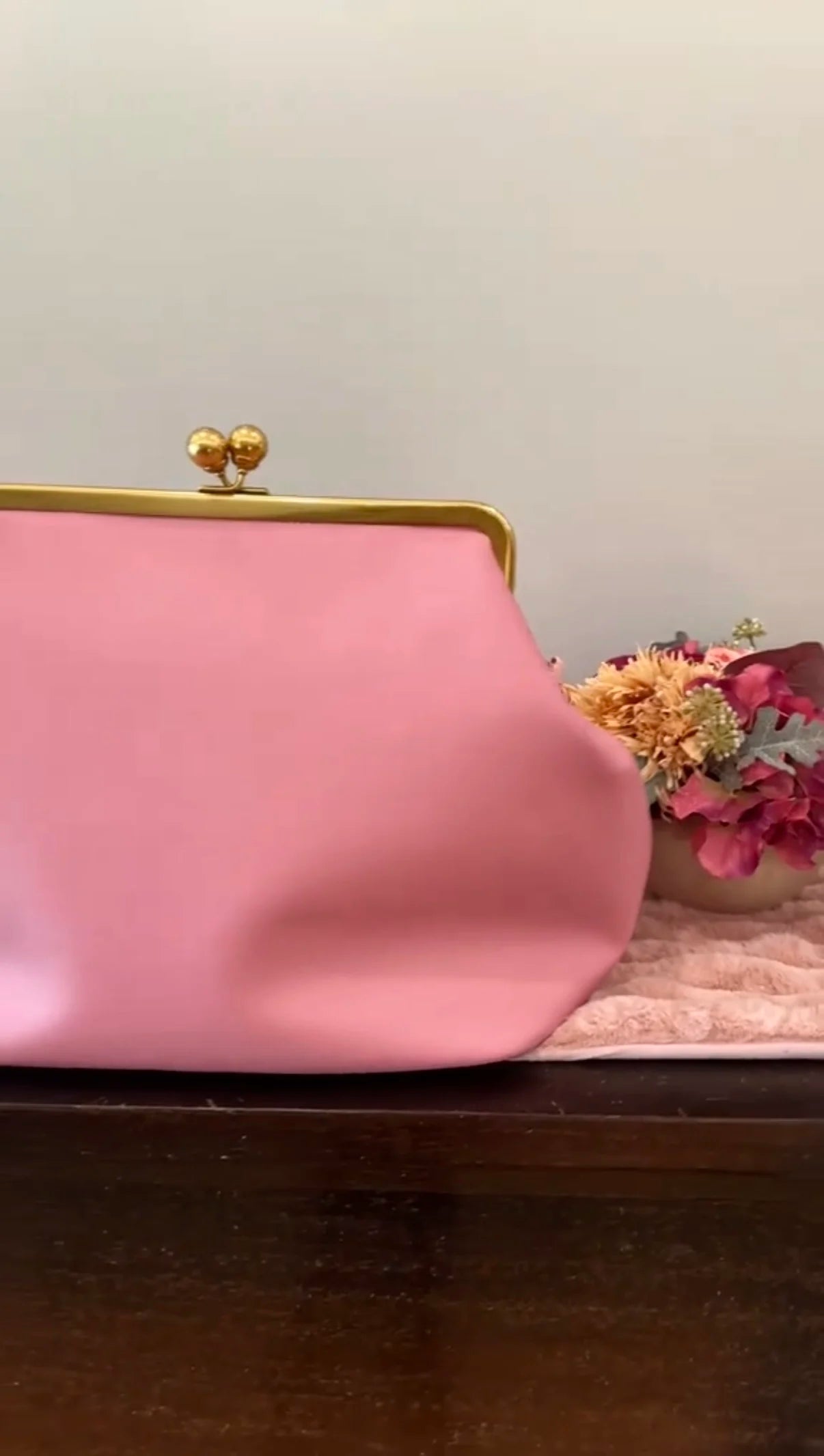 LOST IN VINTAGE Artificial Leather Soild Bag Large Balls Kiss-lock Large Big Clutch Handbag Proudly Carried In Hand 35x30x20cm