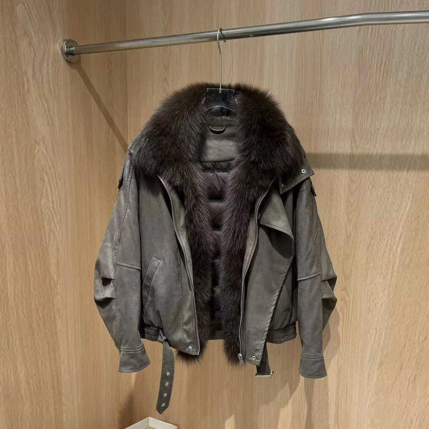 New winter style short down jacket with fox fur collar, high-quality fashion suede jacket, loose fit, thick and warm fur coat.