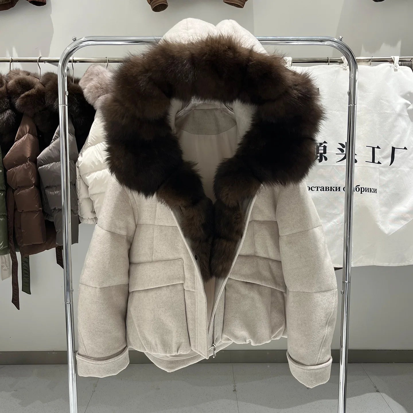 2026 Winter New Luxury Wool Down Jacket with Detachable Fox Fur Collar, High-Quality Short Thickened Warm and Stylish Outerwear