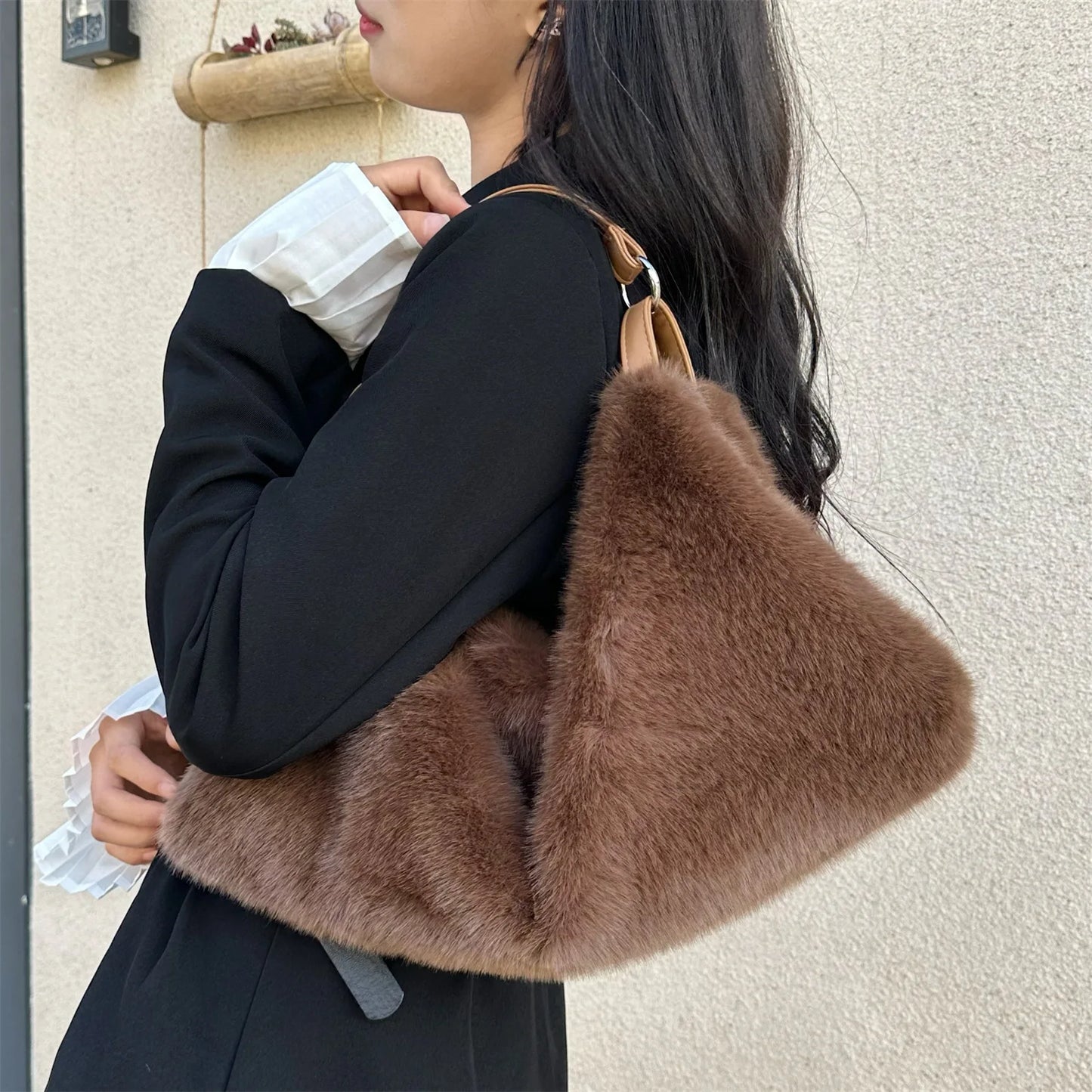 Women's Plush Crossbody Bag Single Shoulder Handbag Large Capacity Casual Autumn Winter Fur Bag Fashionable All-Match Bag