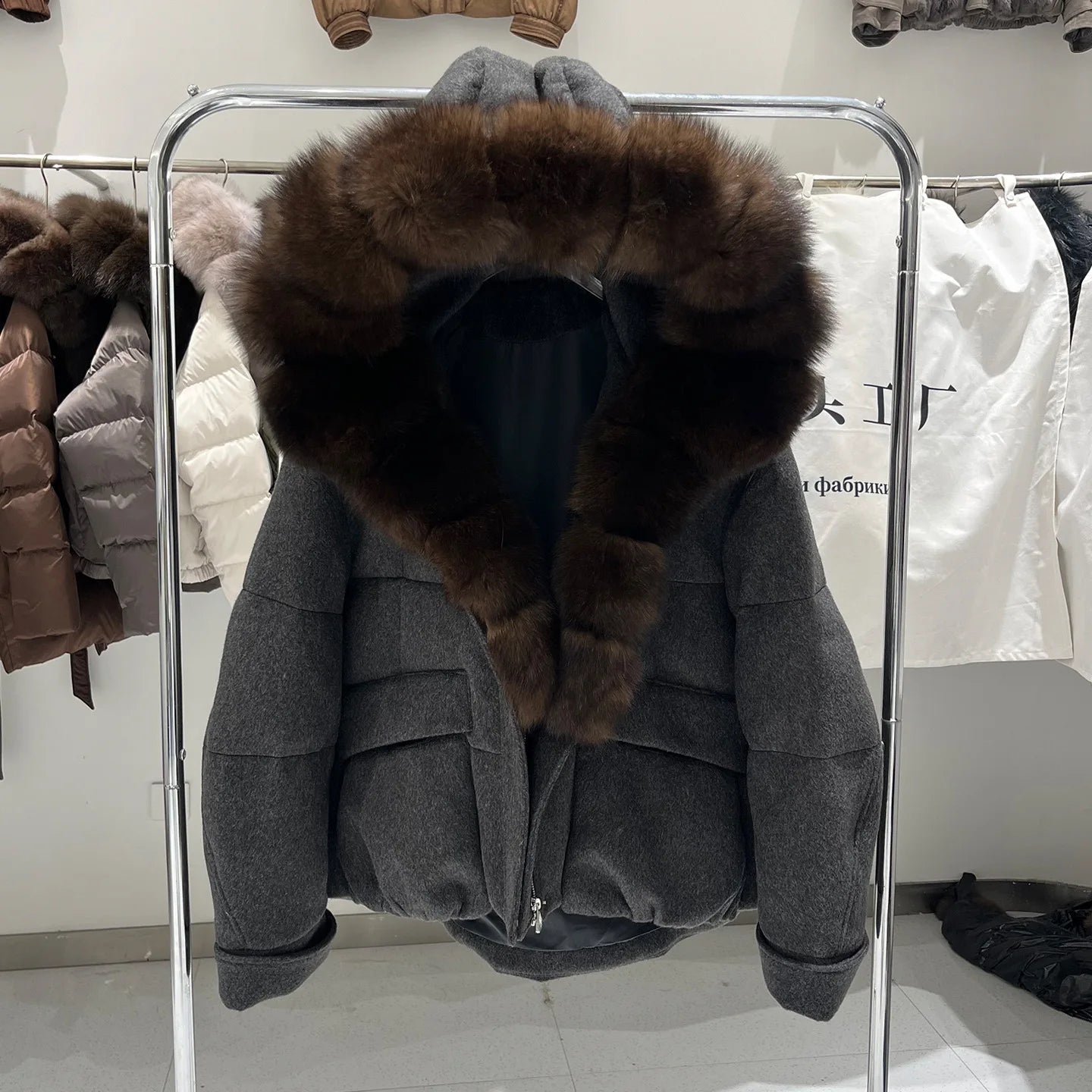 2026 Winter New Luxury Wool Down Jacket with Detachable Fox Fur Collar, High-Quality Short Thickened Warm and Stylish Outerwear