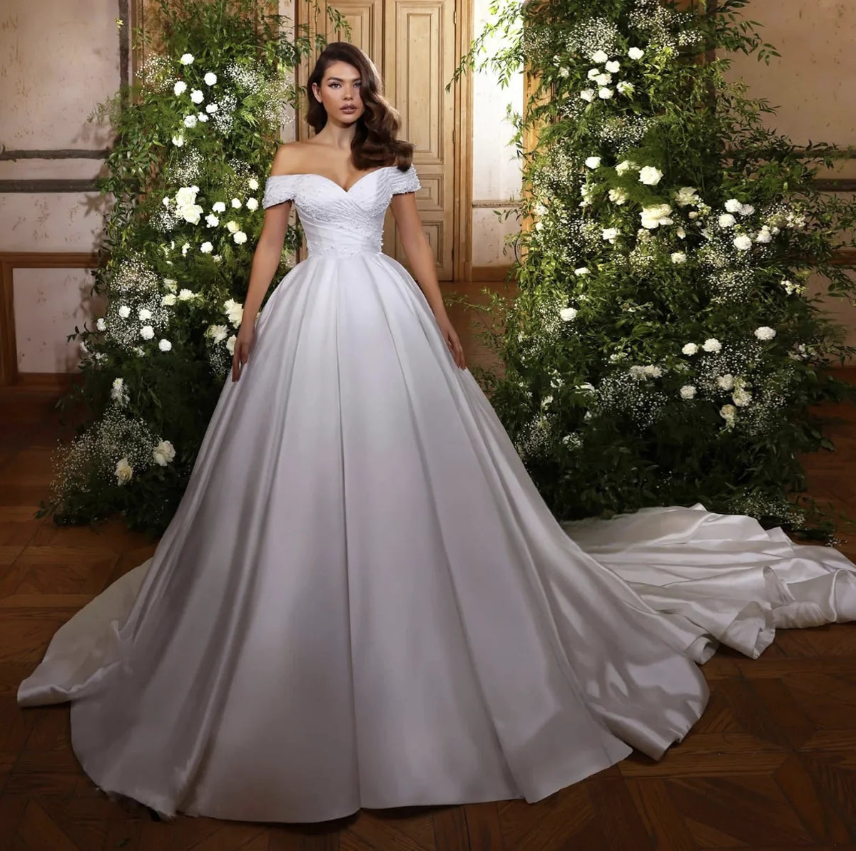 Customized  Elegant Satin Wedding Dress Ball Gown Wedding Dresses Luxury Crystal Beading Satin Court Train Princess Bridal Gown