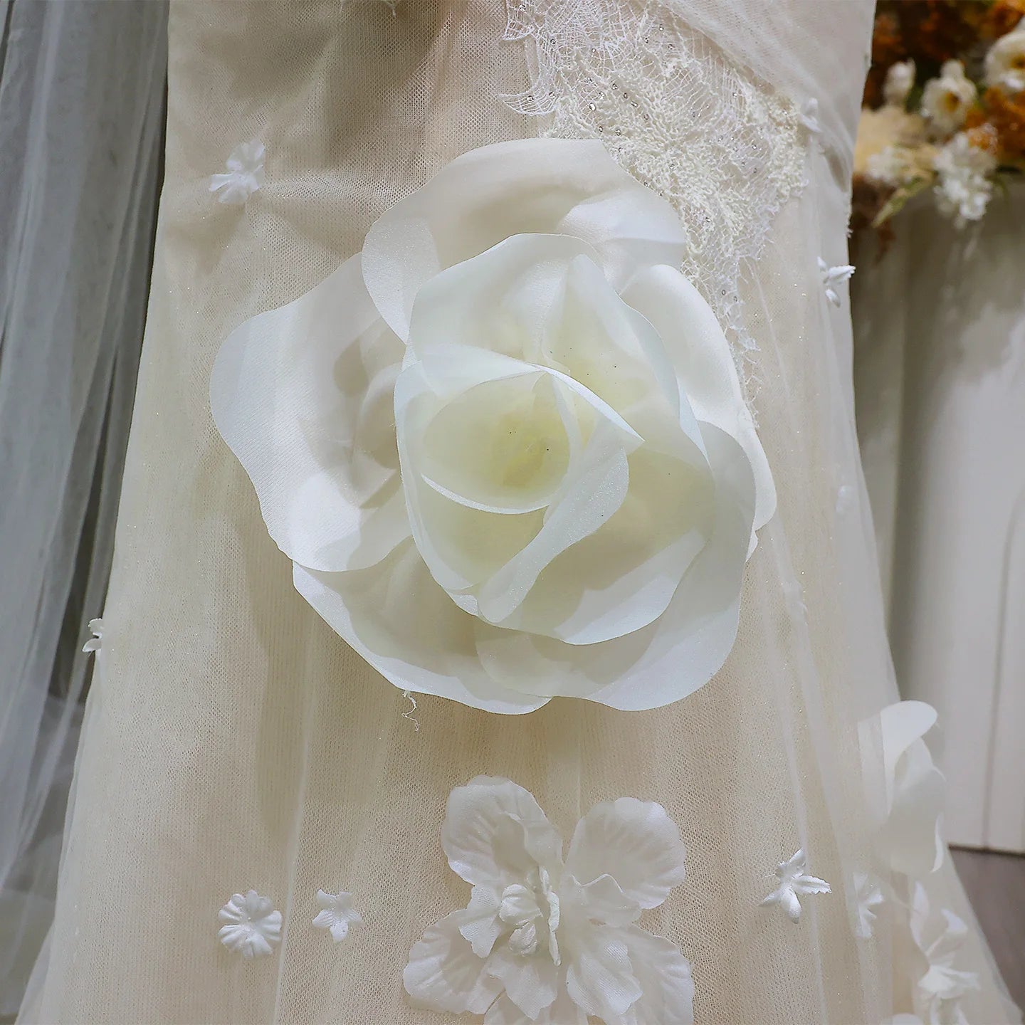 Sheer Fairy Women' s Elegant Wedding Dresses Off-Shoulder Draped 3D Floral Bridal Gowns Strapless Ruched Tulle SW653 Customized