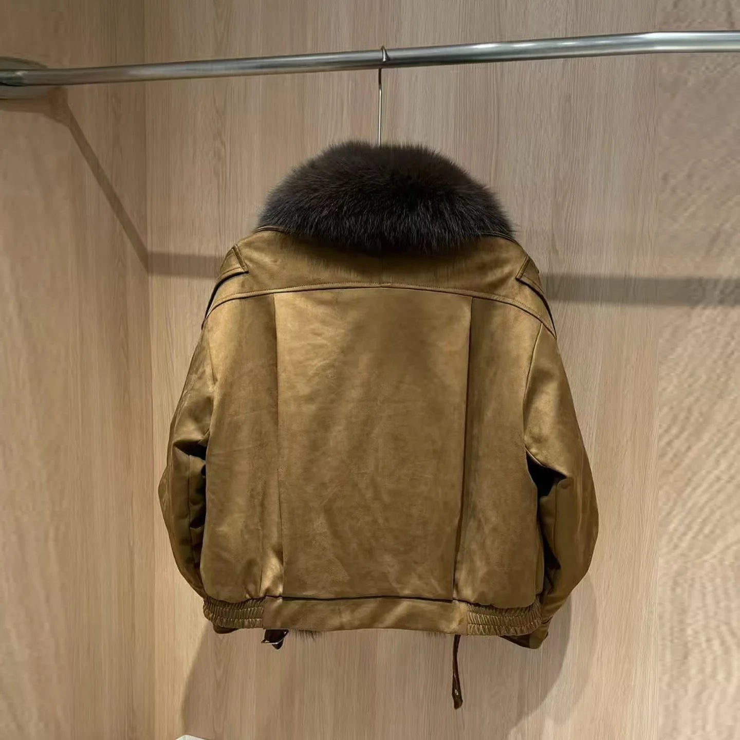 New winter style short down jacket with fox fur collar, high-quality fashion suede jacket, loose fit, thick and warm fur coat.