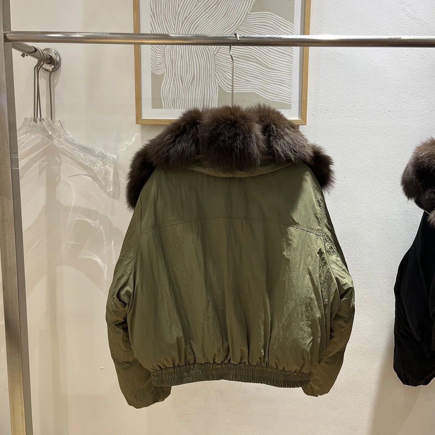 New winter style short down jacket with fox fur collar, high-quality fashion suede jacket, loose fit, thick and warm fur coat.