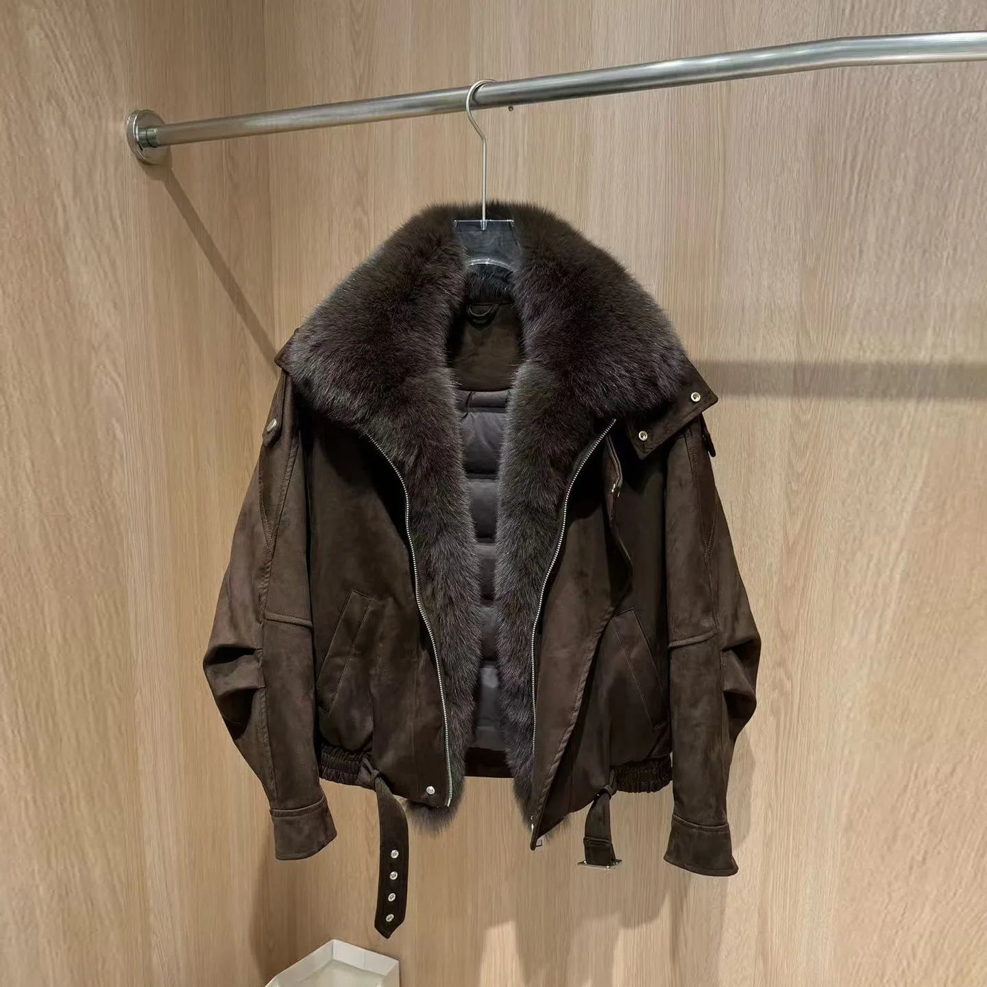 New winter style short down jacket with fox fur collar, high-quality fashion suede jacket, loose fit, thick and warm fur coat.