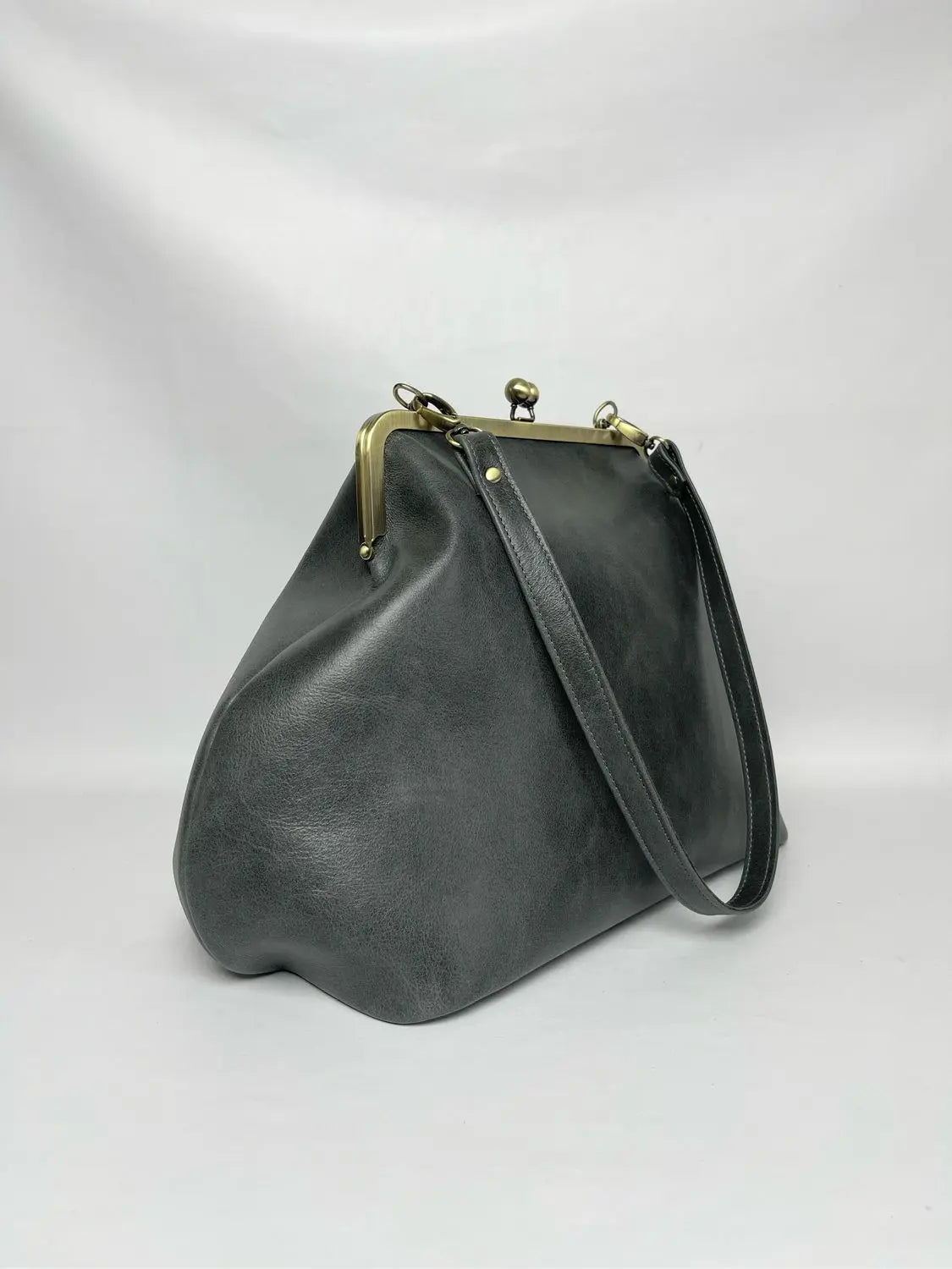 LOST IN VINTAGE Artificial Leather Soild Bag Large Balls Kiss-lock Large Big Clutch Handbag Proudly Carried In Hand 35x30x20cm