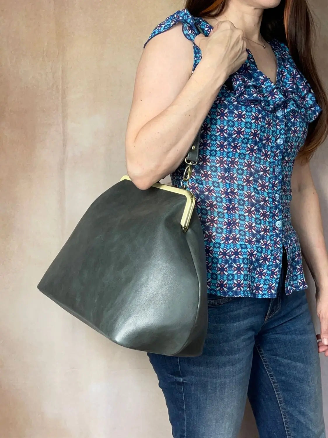 LOST IN VINTAGE Artificial Leather Soild Bag Large Balls Kiss-lock Large Big Clutch Handbag Proudly Carried In Hand 35x30x20cm