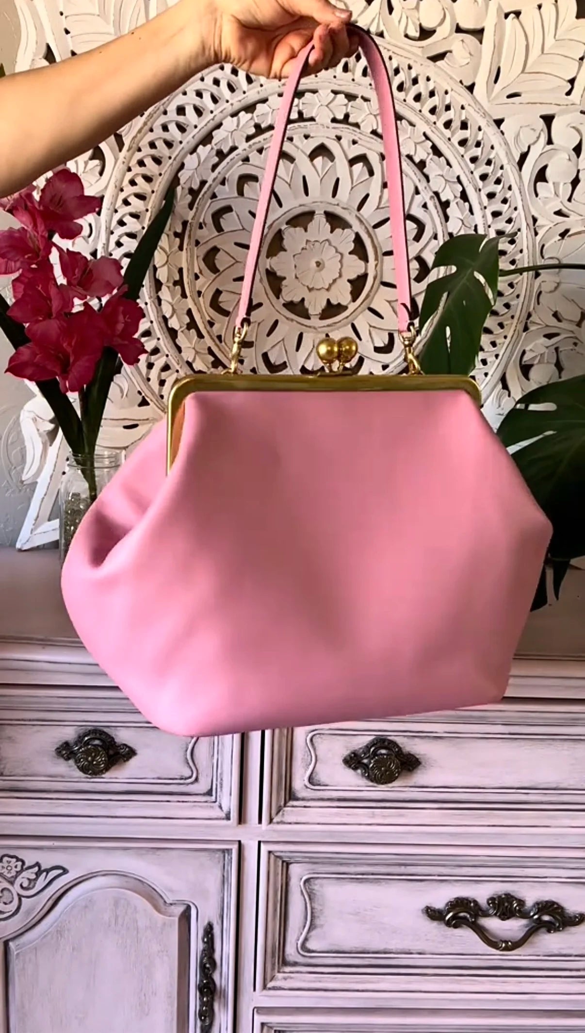 LOST IN VINTAGE Artificial Leather Soild Bag Large Balls Kiss-lock Large Big Clutch Handbag Proudly Carried In Hand 35x30x20cm