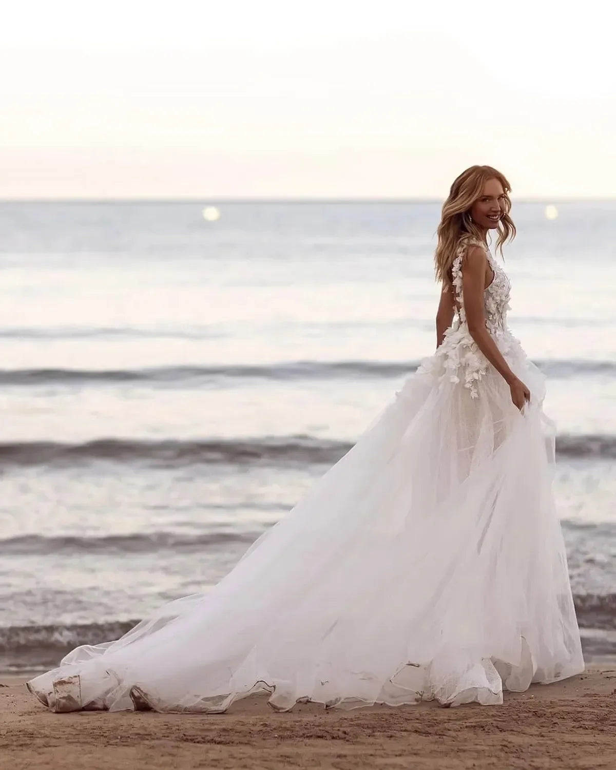 Customized Elegant And Minimalist A-Line Sheer 3D Floral Women's White Wedding Dress With V-Neck Slit Backless Sexy Bridal Gown