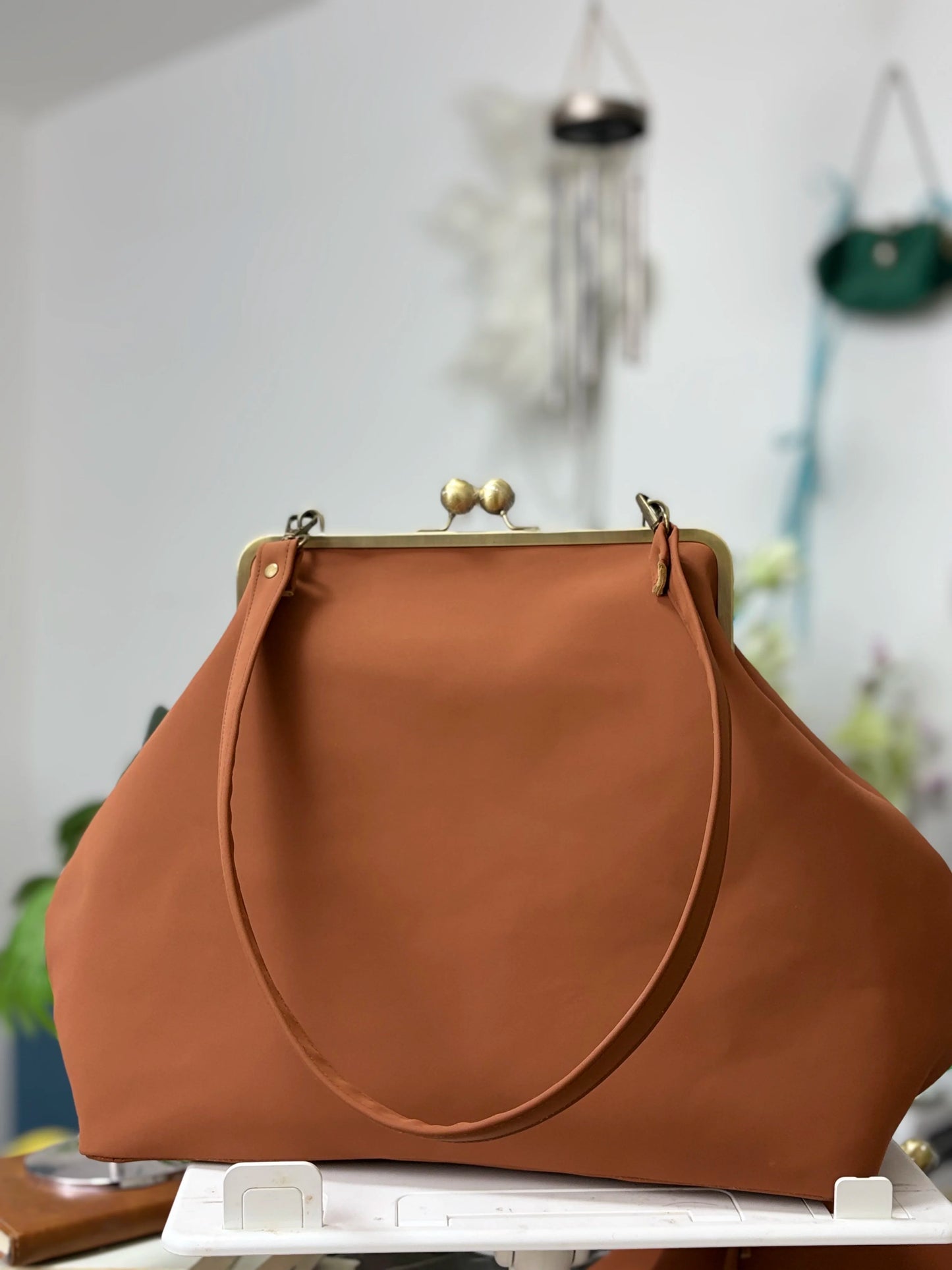 LOST IN VINTAGE Artificial Leather Soild Bag Large Balls Kiss-lock Large Big Clutch Handbag Proudly Carried In Hand 35x30x20cm