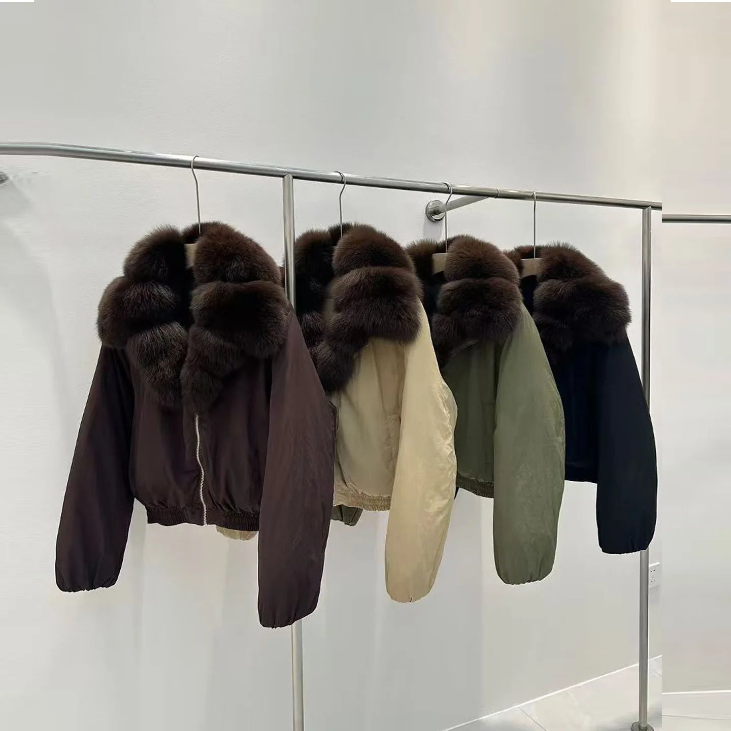 New winter style short down jacket with fox fur collar, high-quality fashion suede jacket, loose fit, thick and warm fur coat.