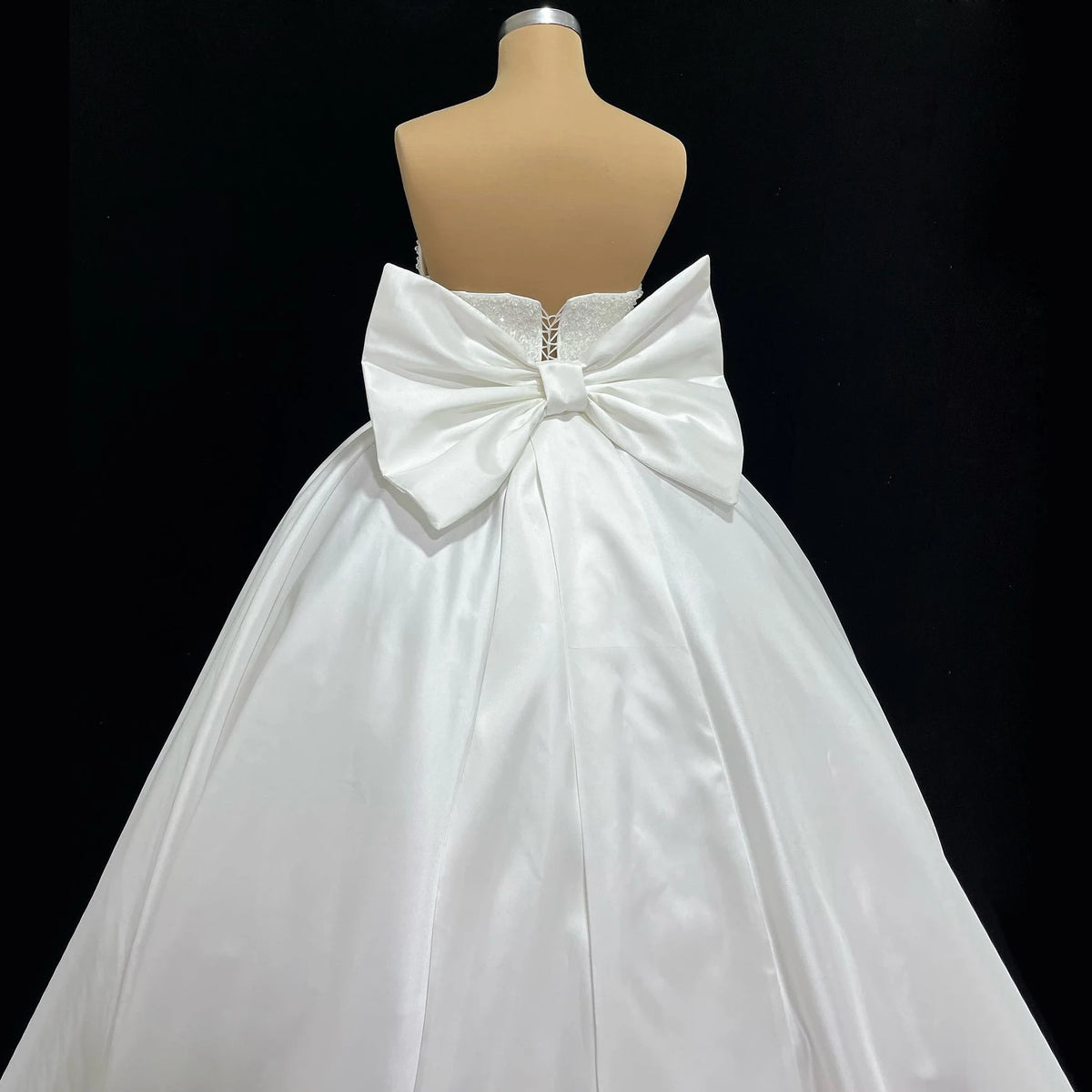 Luxury Strapless Satin Wedding Gown Hand Beaded Top Puffy Ball Skirt Big Bow Back Bridal Dress White Civil Wedding Dresses 2026