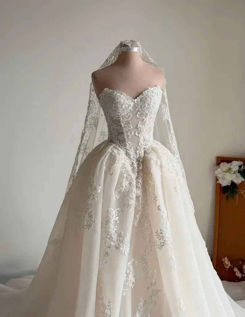 Customized02025 New Elegant A-Line Lace Applique Princess Wedding Dress Sweetheart Backless Pleated Luxury Ball Bridal Dress