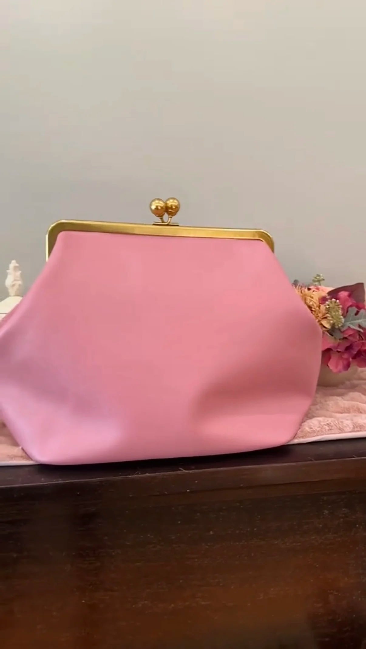 LOST IN VINTAGE Artificial Leather Soild Bag Large Balls Kiss-lock Large Big Clutch Handbag Proudly Carried In Hand 35x30x20cm