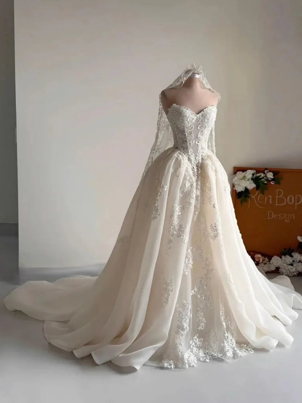 Customized02025 New Elegant A-Line Lace Applique Princess Wedding Dress Sweetheart Backless Pleated Luxury Ball Bridal Dress