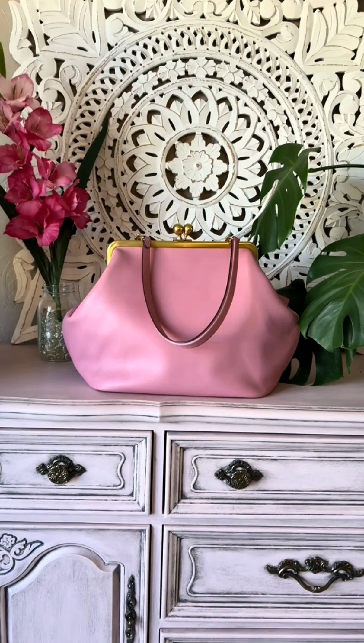 LOST IN VINTAGE Artificial Leather Soild Bag Large Balls Kiss-lock Large Big Clutch Handbag Proudly Carried In Hand 35x30x20cm