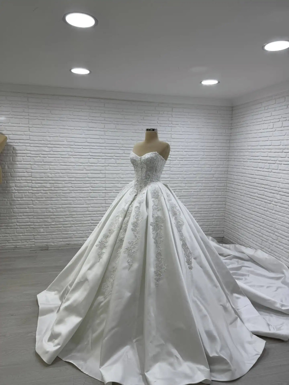 Luxury Satin Wedding Dress With Detachable Long Sleeves Princess Ball Gown Bridal Dress Lace Appliques Vestido De Novia