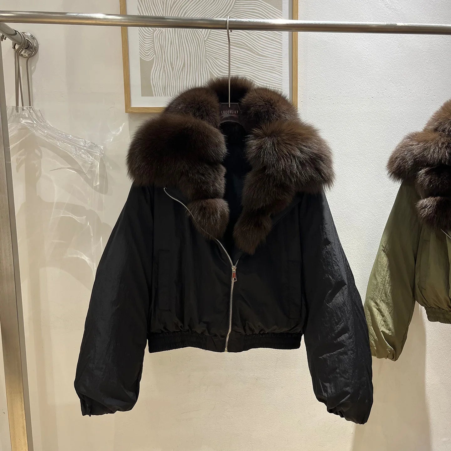 New winter style short down jacket with fox fur collar, high-quality fashion suede jacket, loose fit, thick and warm fur coat.