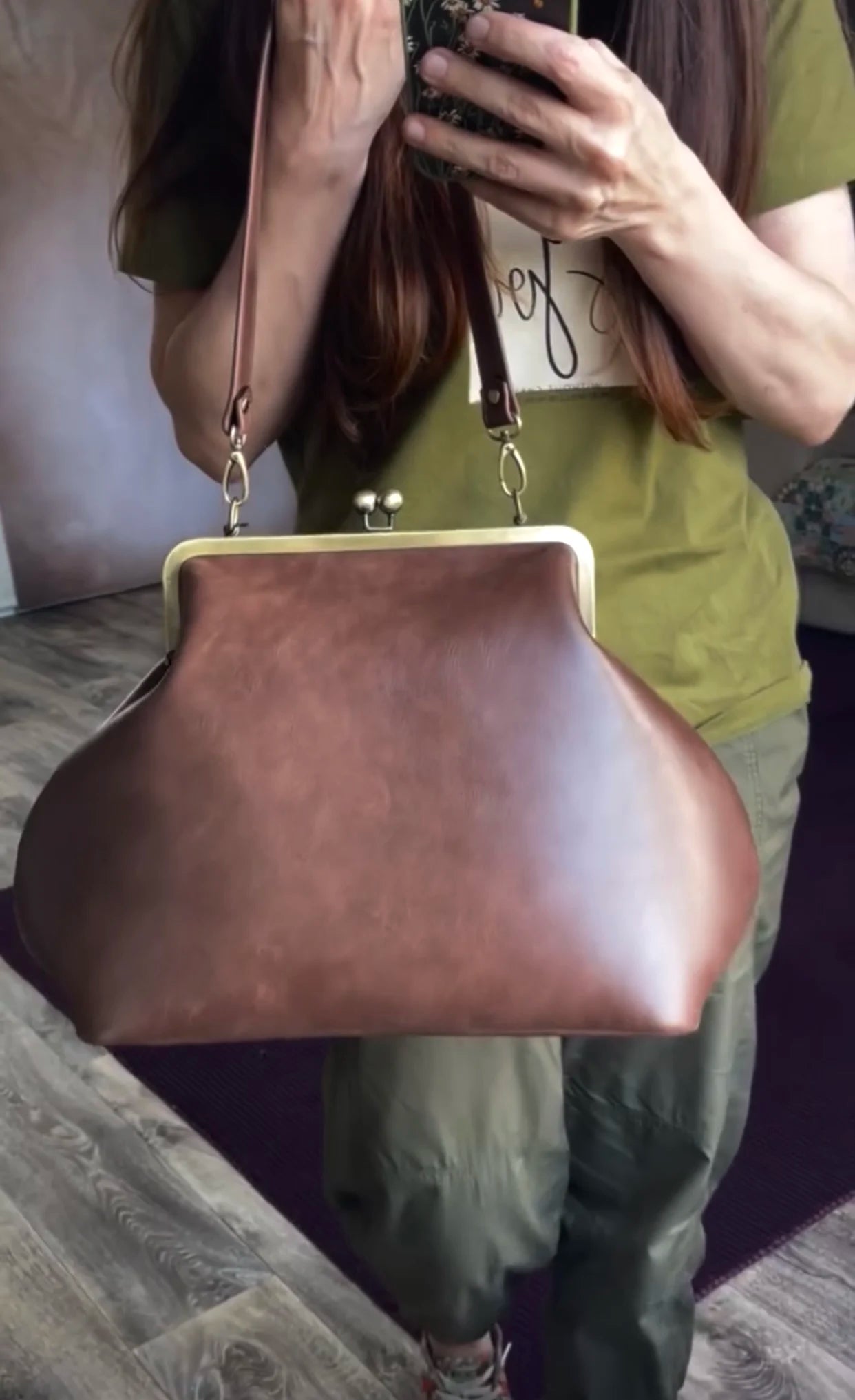 LOST IN VINTAGE Artificial Leather Soild Bag Large Balls Kiss-lock Large Big Clutch Handbag Proudly Carried In Hand 35x30x20cm