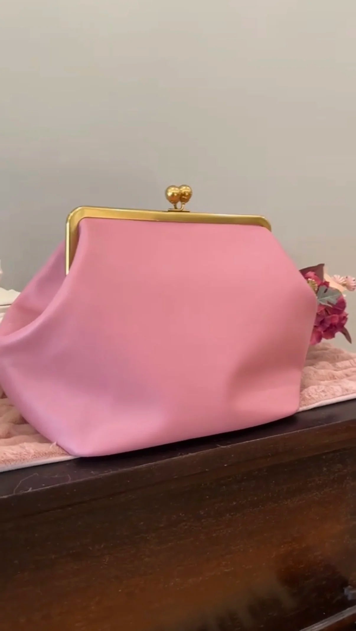 LOST IN VINTAGE Artificial Leather Soild Bag Large Balls Kiss-lock Large Big Clutch Handbag Proudly Carried In Hand 35x30x20cm