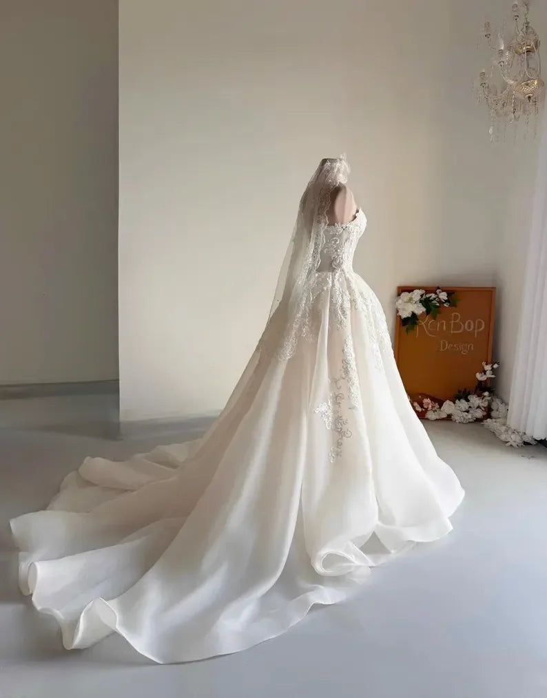 Customized02025 New Elegant A-Line Lace Applique Princess Wedding Dress Sweetheart Backless Pleated Luxury Ball Bridal Dress