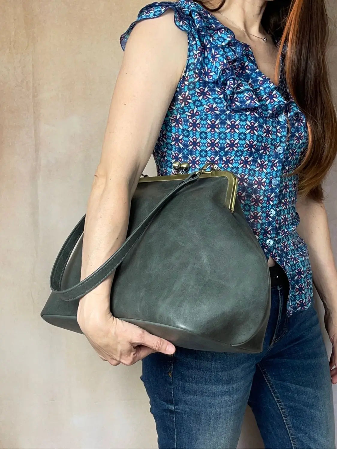 LOST IN VINTAGE Artificial Leather Soild Bag Large Balls Kiss-lock Large Big Clutch Handbag Proudly Carried In Hand 35x30x20cm