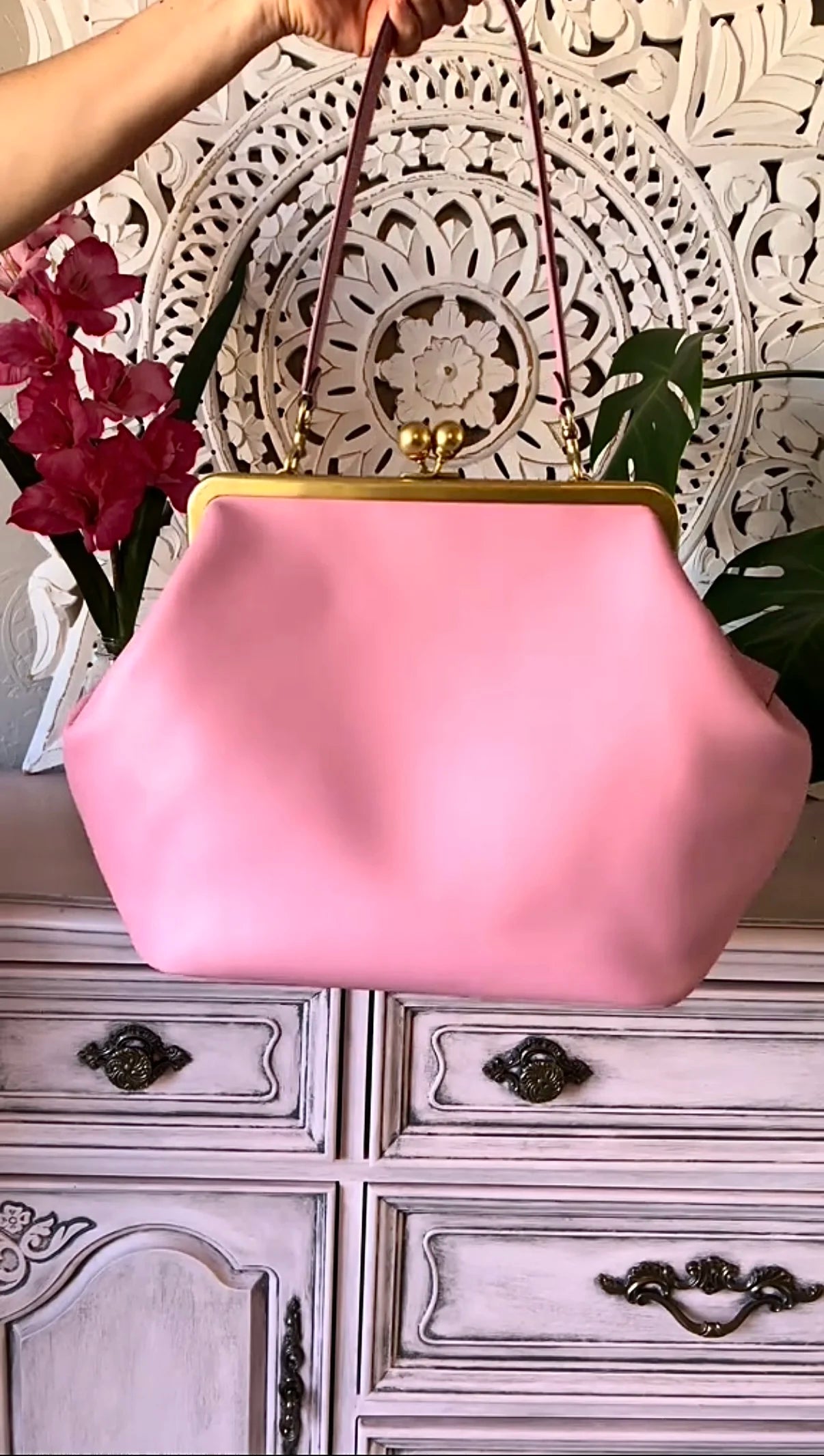 LOST IN VINTAGE Artificial Leather Soild Bag Large Balls Kiss-lock Large Big Clutch Handbag Proudly Carried In Hand 35x30x20cm