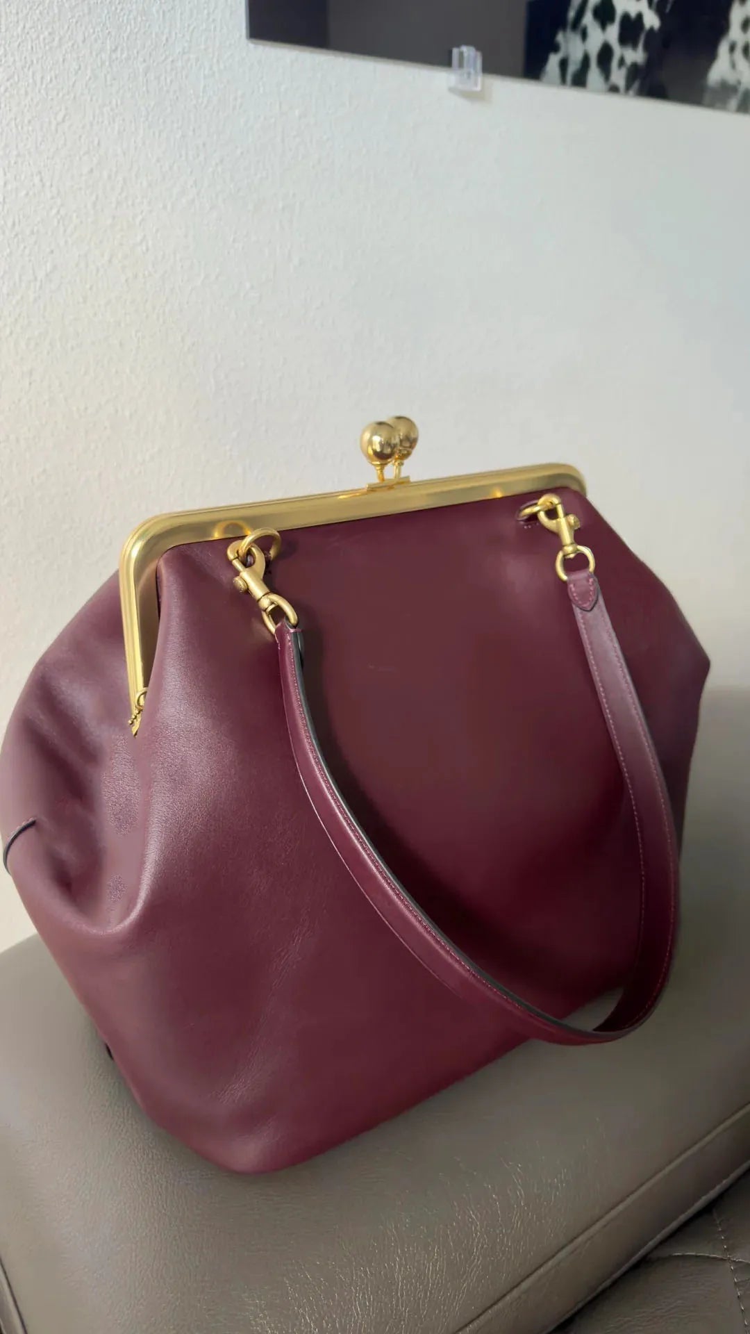 LOST IN VINTAGE Artificial Leather Soild Bag Large Balls Kiss-lock Large Big Clutch Handbag Proudly Carried In Hand 35x30x20cm