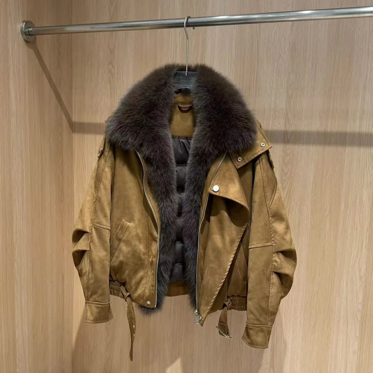 New winter style short down jacket with fox fur collar, high-quality fashion suede jacket, loose fit, thick and warm fur coat.