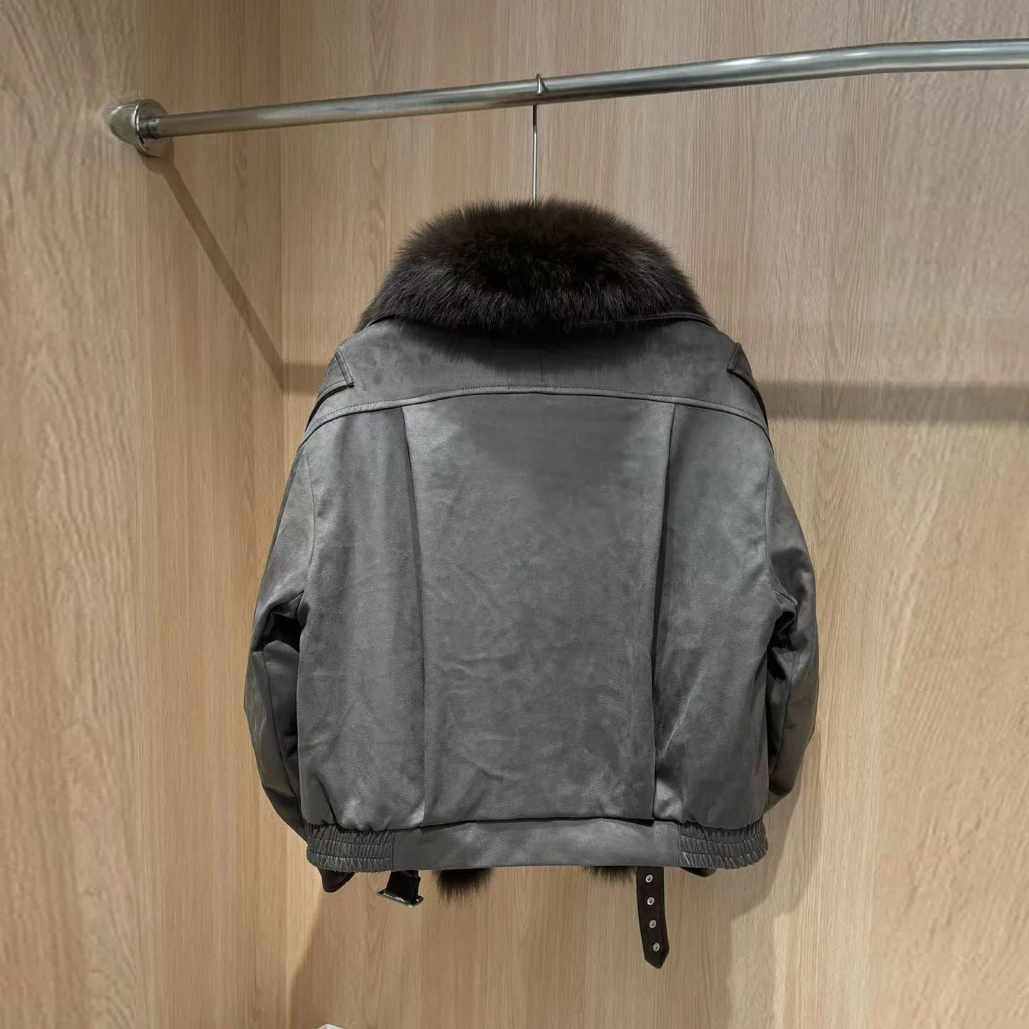 New winter style short down jacket with fox fur collar, high-quality fashion suede jacket, loose fit, thick and warm fur coat.