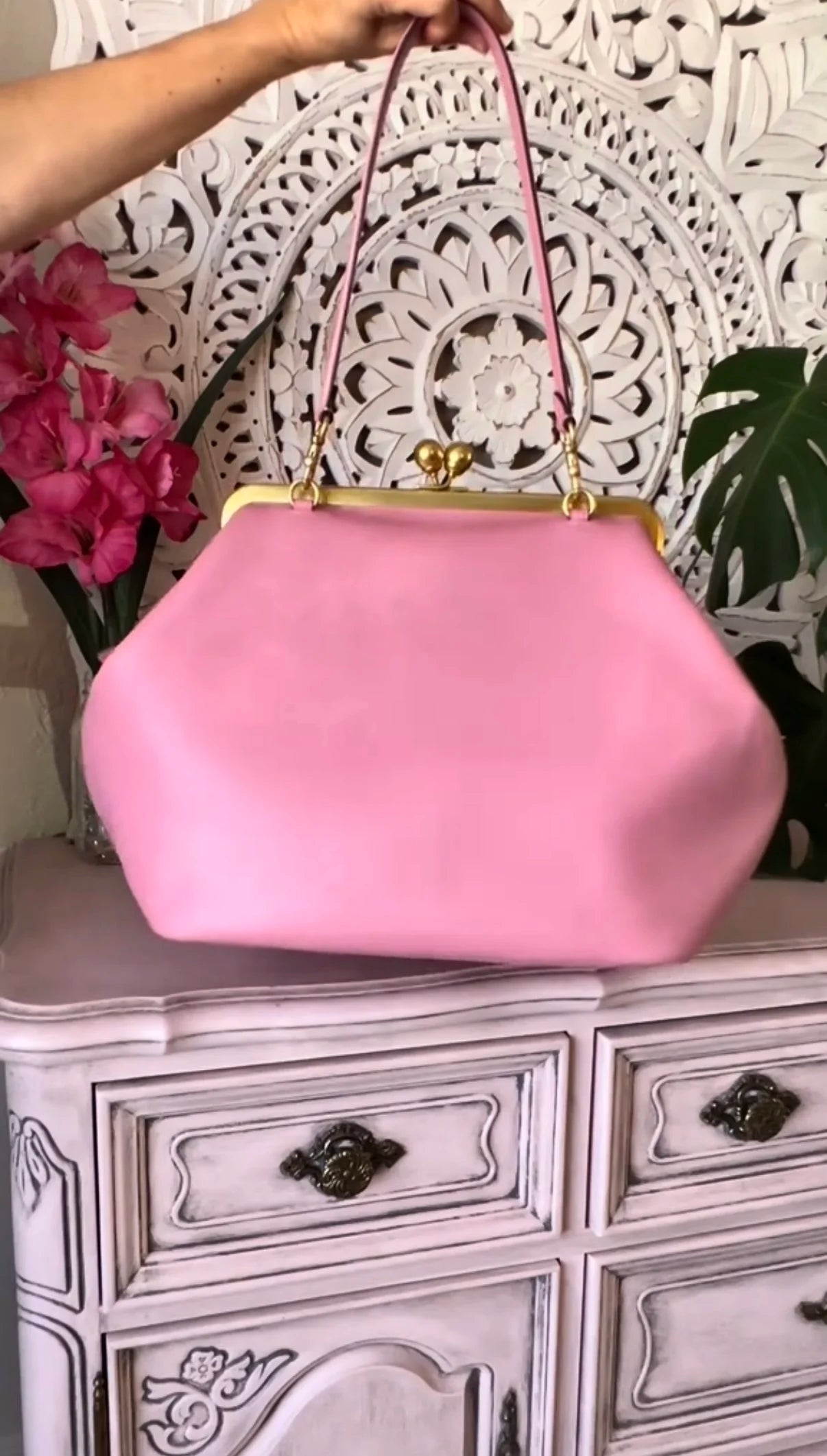 LOST IN VINTAGE Artificial Leather Soild Bag Large Balls Kiss-lock Large Big Clutch Handbag Proudly Carried In Hand 35x30x20cm