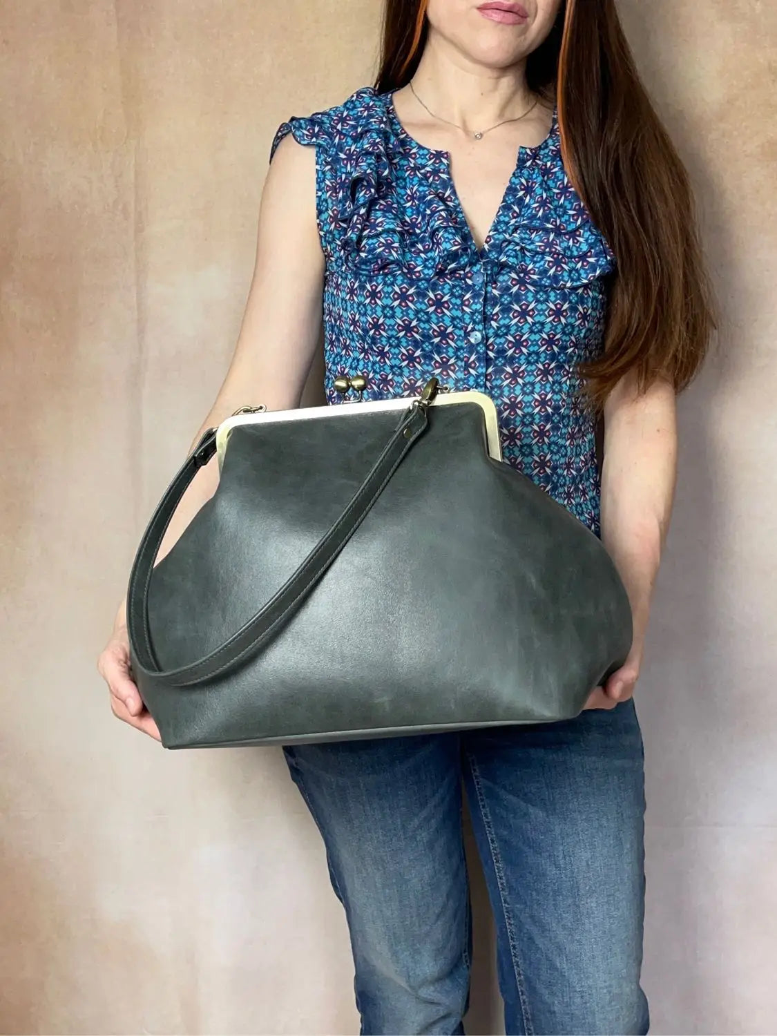 LOST IN VINTAGE Artificial Leather Soild Bag Large Balls Kiss-lock Large Big Clutch Handbag Proudly Carried In Hand 35x30x20cm